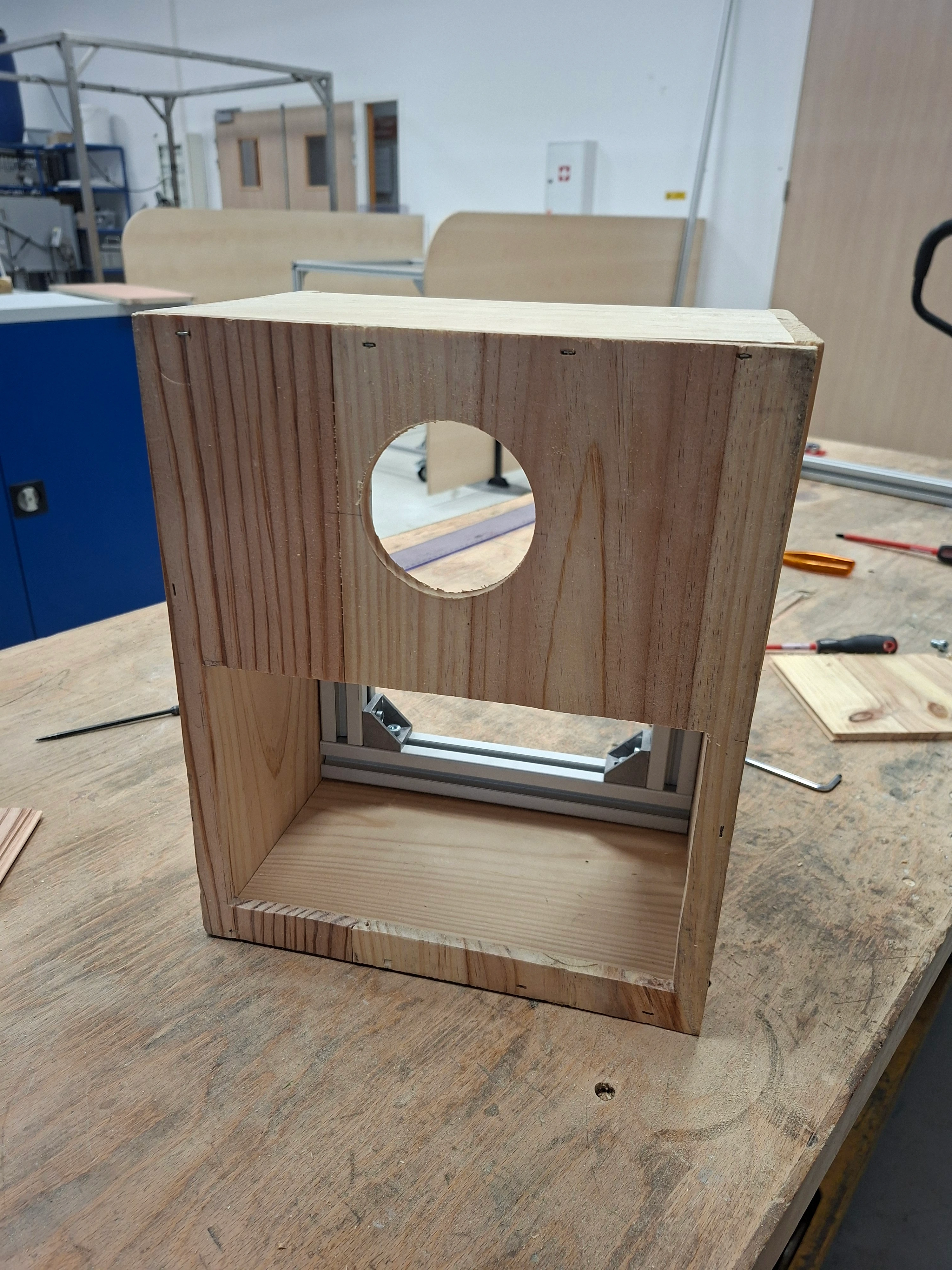 Wine crate shell with a lens hole and aluminum extrusion frame