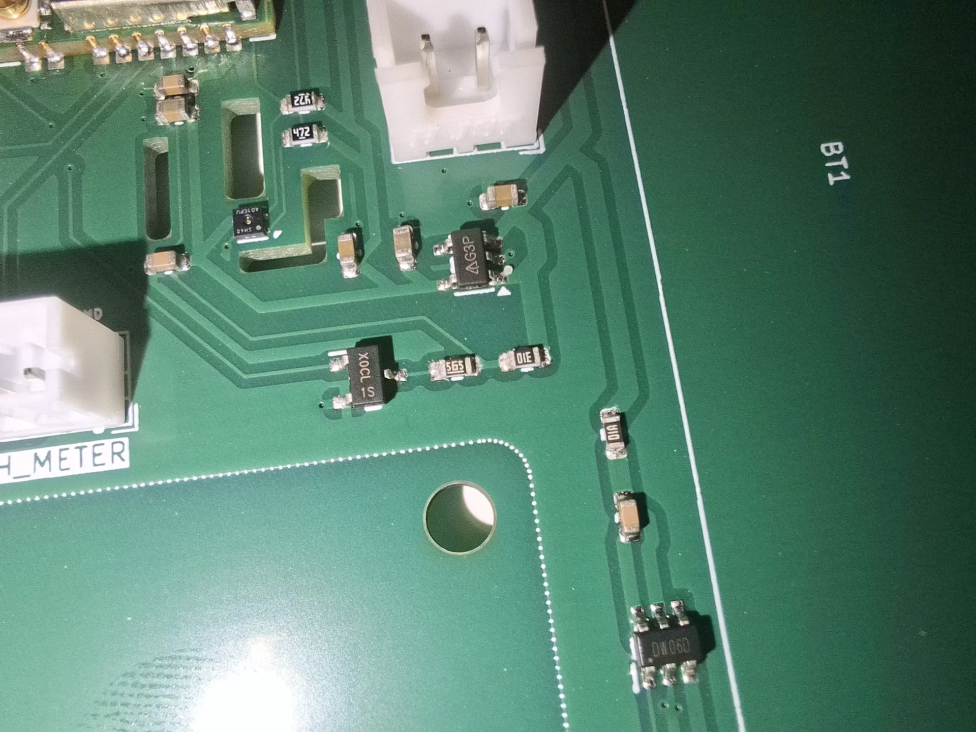 R9 marked 565: 5.6 MΩ instead of 470 kΩ, next to Q1 X0CL